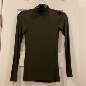 Aritzia Green turtle neck shirt